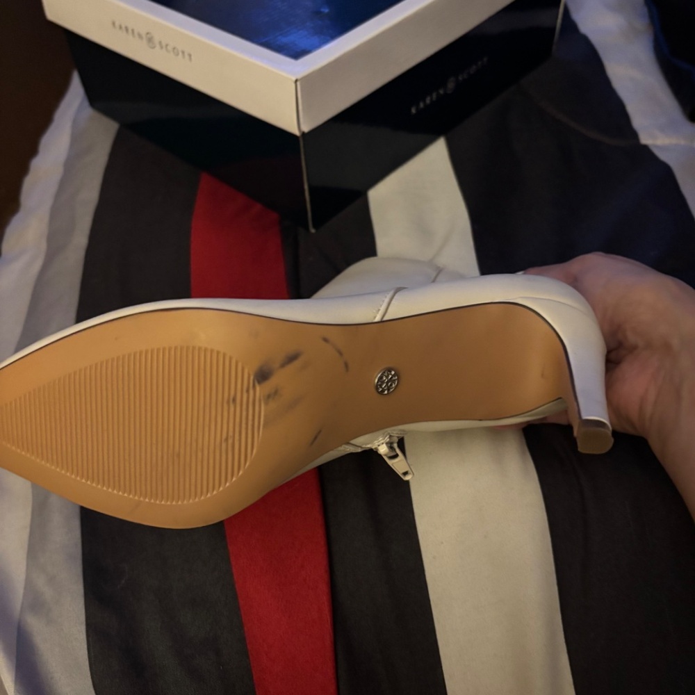 Size 81/2 - Picture 2 of 2